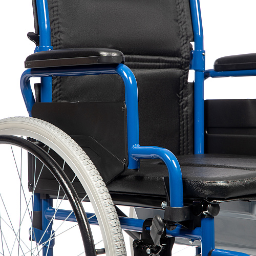 Ступенчатая форма подлокотников  для удобного подъезда к столу